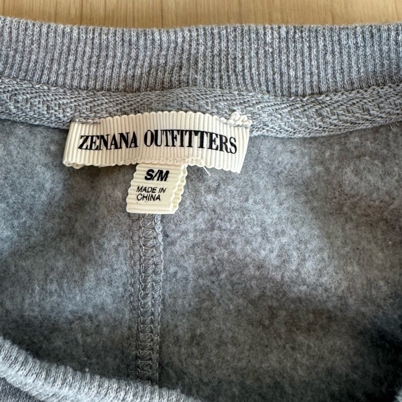 Zenana Outfitters Gray Sweatshirt With Pockets Size S/M - Picture 3 of 4